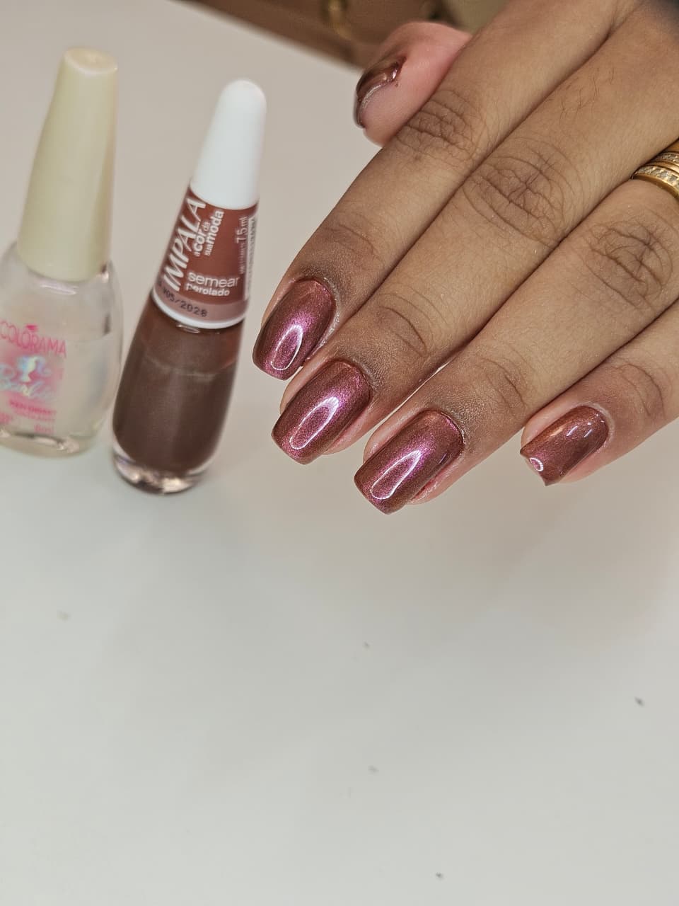 Manicure rosé metálico